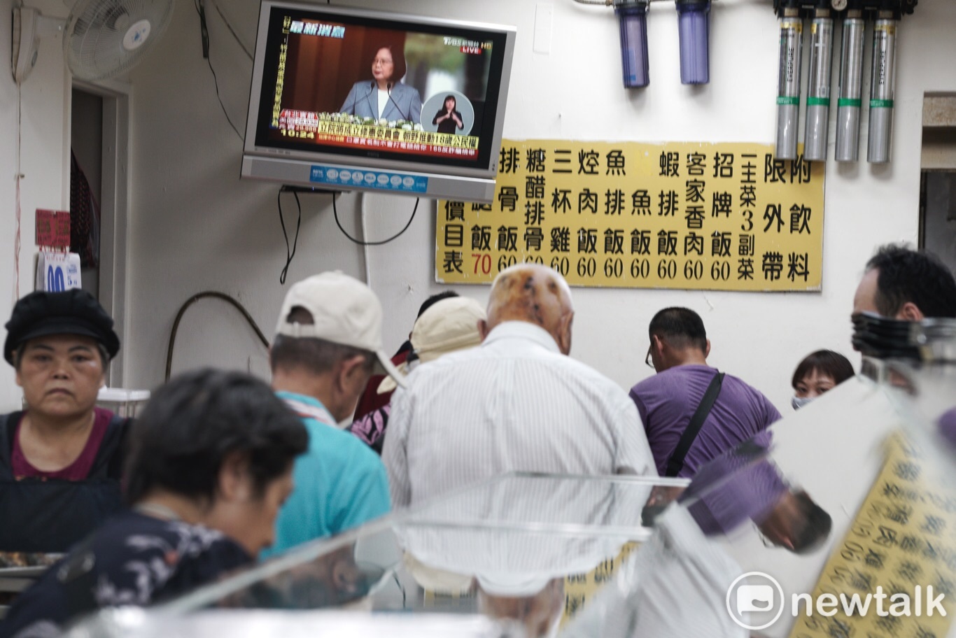 蔡英文就職演說要聽,肚子也要顧。 圖:張良一/攝 蔡英文就職演說要聽,肚子也要顧。 圖:張良一/攝