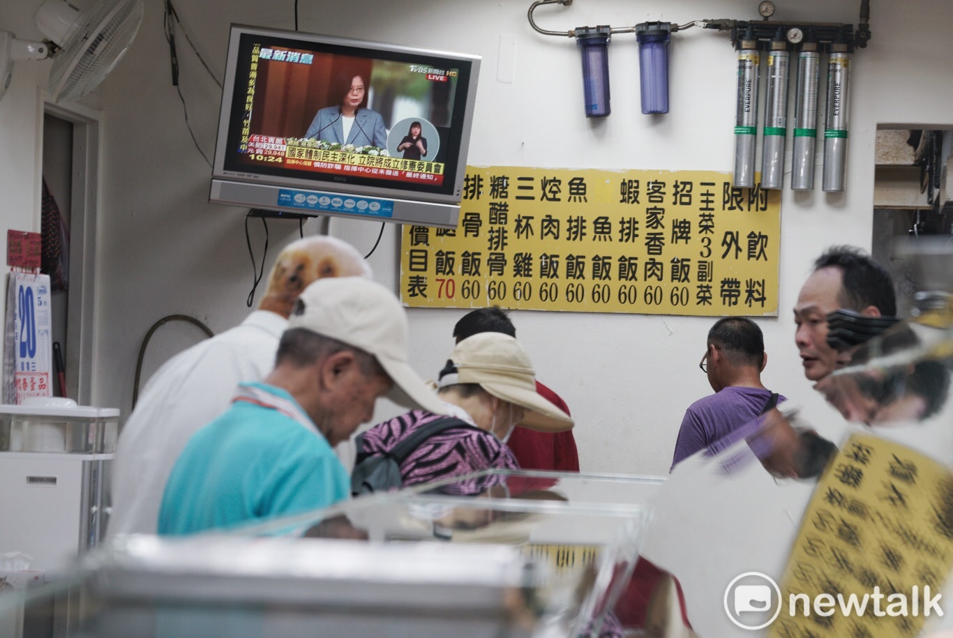 餐廳的電視正播放著蔡英文演說,民眾如常安靜吃飯。 圖:張良一/攝 餐廳的電視正播放著蔡英文演說,民眾如常安靜吃飯。 圖:張良一/攝