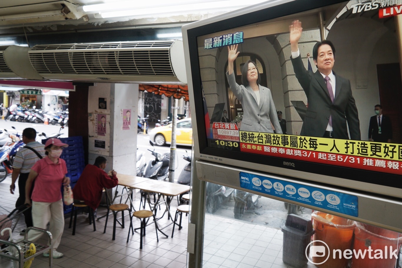 電視正播放總統、副總統就職典禮,民眾如常生活。 圖:張良一/攝 電視正播放總統、副總統就職典禮,民眾如常生活。 圖:張良一/攝