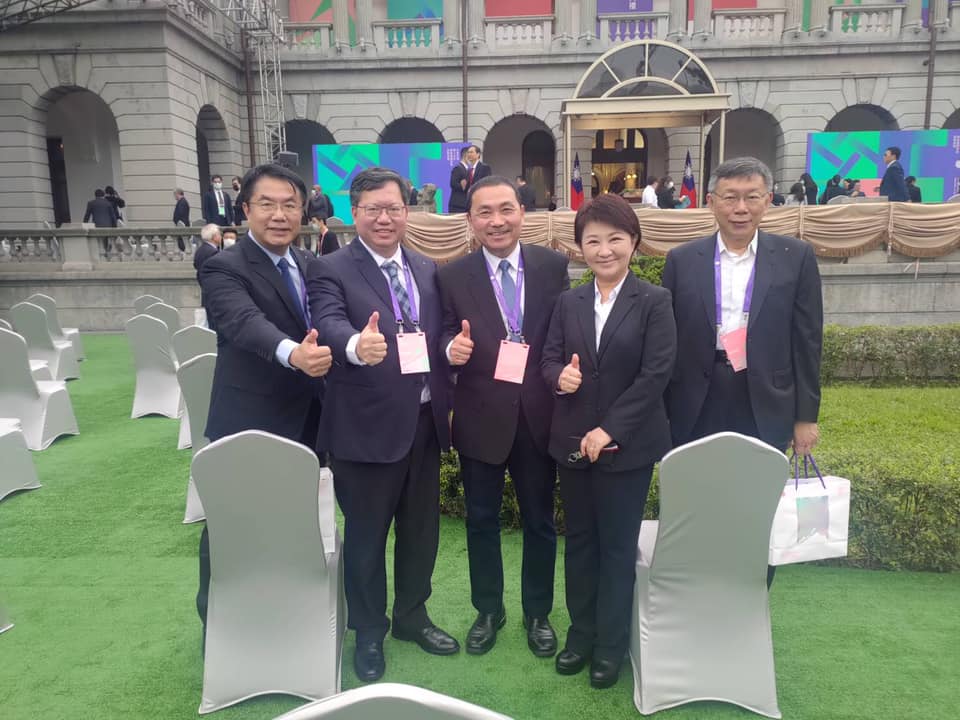 台南市長黃偉哲在臉書PO出5都市長合照原圖。 圖:黃偉哲臉書 台南市長黃偉哲在臉書PO出5都市長合照原圖。 圖:黃偉哲臉書