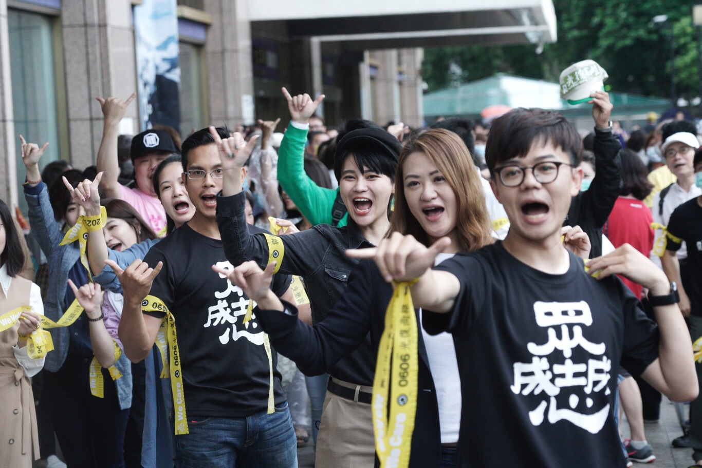 跨黨派民代都到北車一同參與罷韓活動 圖:張良一攝 跨黨派民代都到北車一同參與罷韓活動 圖:張良一攝