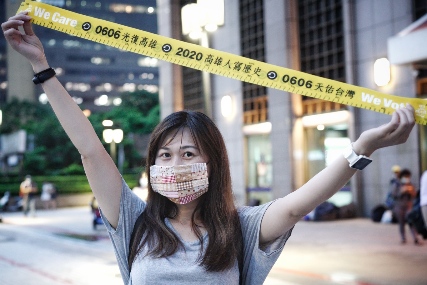 一位民眾大方展示「0606光復高雄2020高雄人寫歷史」布條。 圖:張良一/攝 一位民眾大方展示「0606光復高雄2020高雄人寫歷史」布條。 圖:張良一/攝