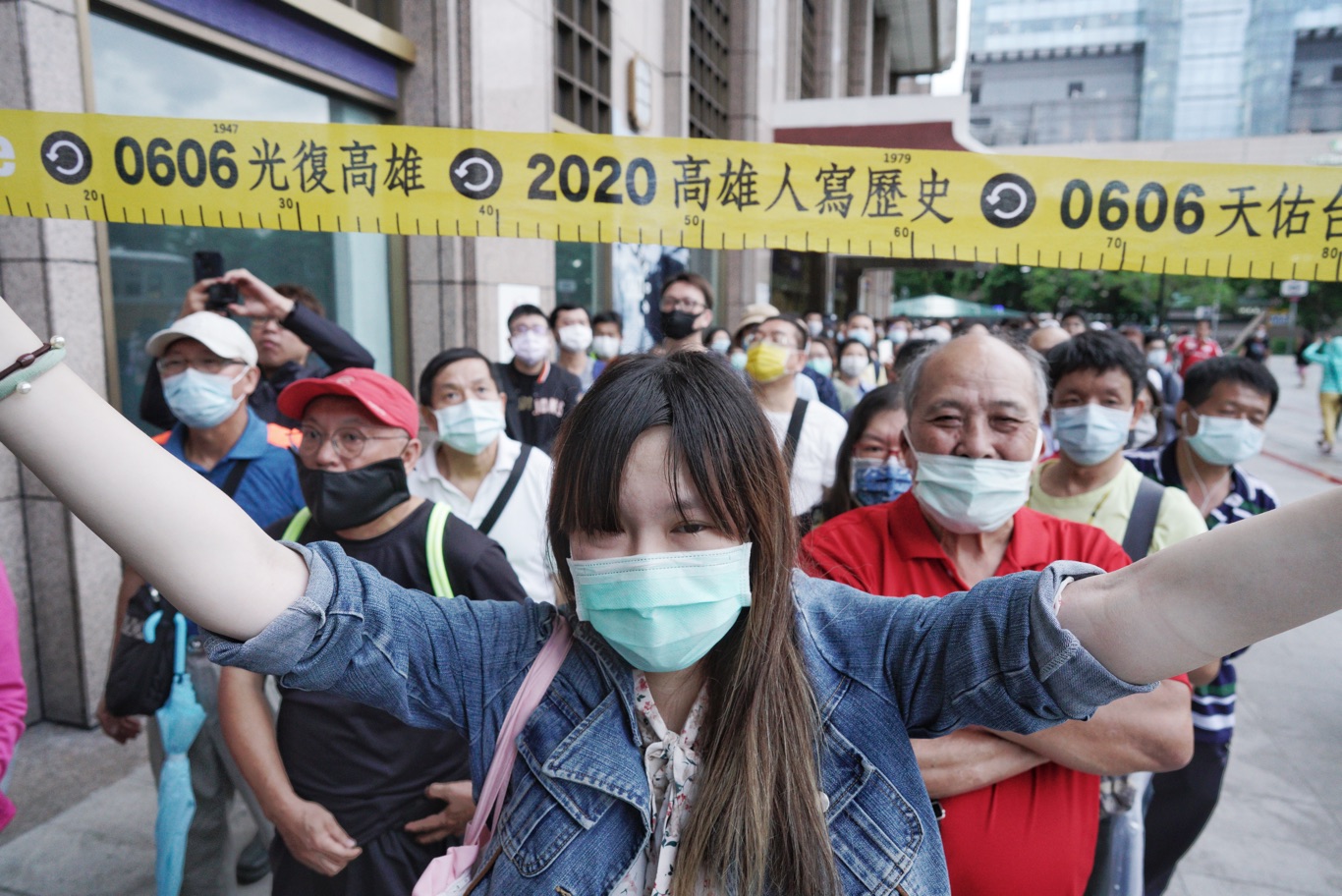 一位民眾大方展示「0606光復高雄2020高雄人寫歷史」布條。 圖:張良一/攝 一位民眾大方展示「0606光復高雄2020高雄人寫歷史」布條。 圖:張良一/攝