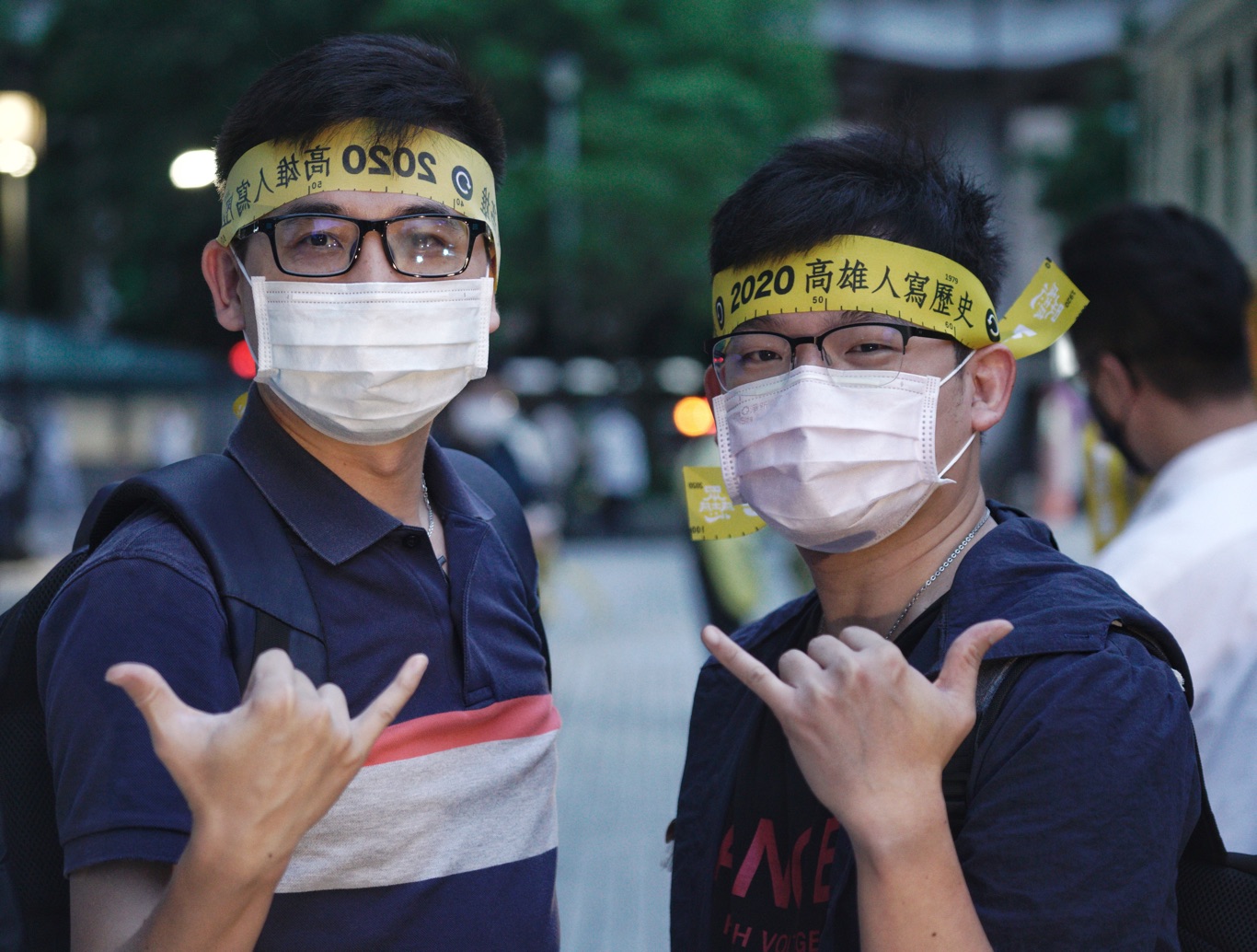 兩位民眾領到罷韓的布條後,大方的面對鏡頭讓媒體攝影。 圖:張良一/攝 兩位民眾領到罷韓的布條後,大方的面對鏡頭讓媒體攝影。 圖:張良一/攝