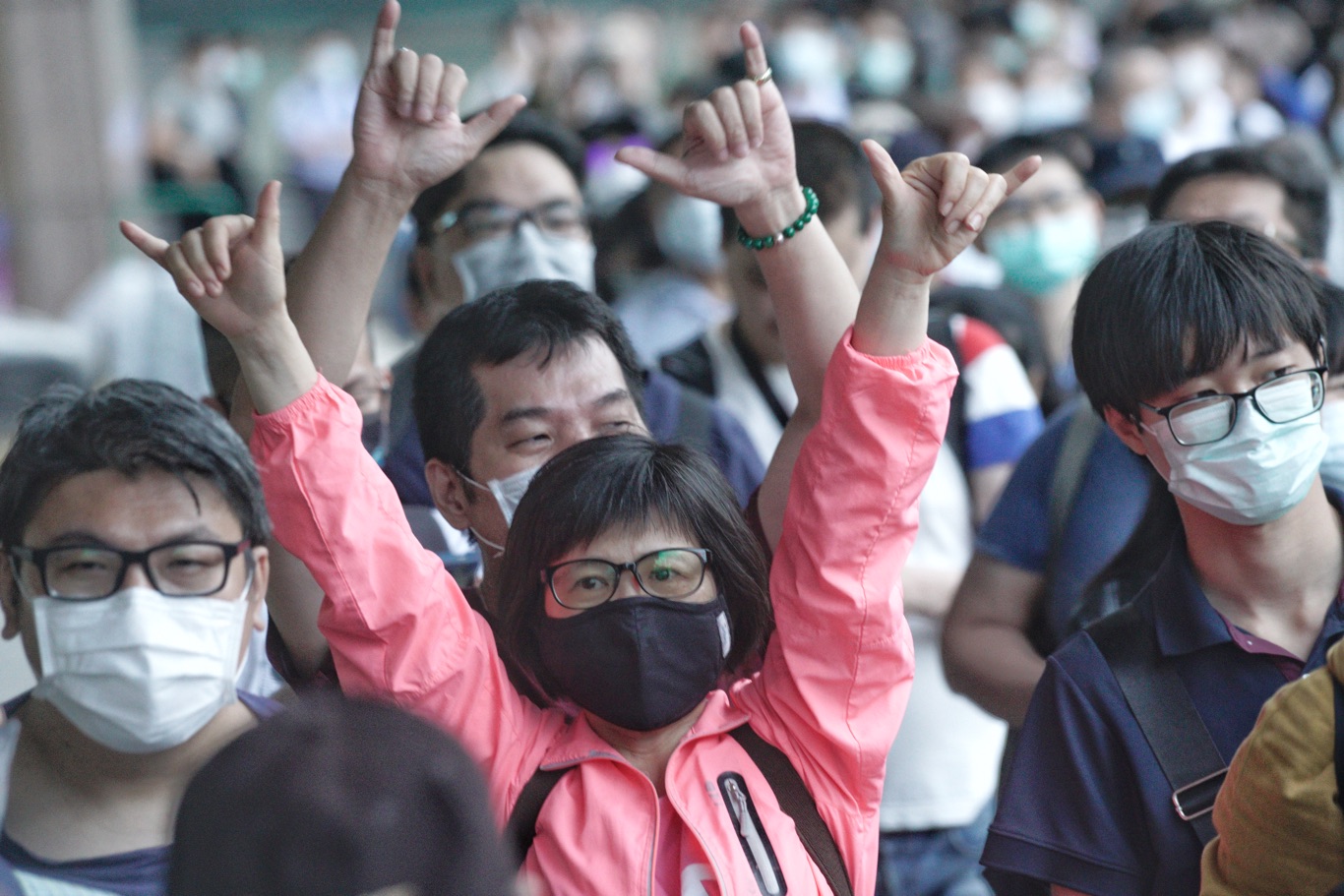 排隊等著領罷韓布條的民眾高舉6月6日罷韓的手勢,展現罷韓決心。 圖:張良一/攝 排隊等著領罷韓布條的民眾高舉6月6日罷韓的手勢,展現罷韓決心。 圖:張良一/攝