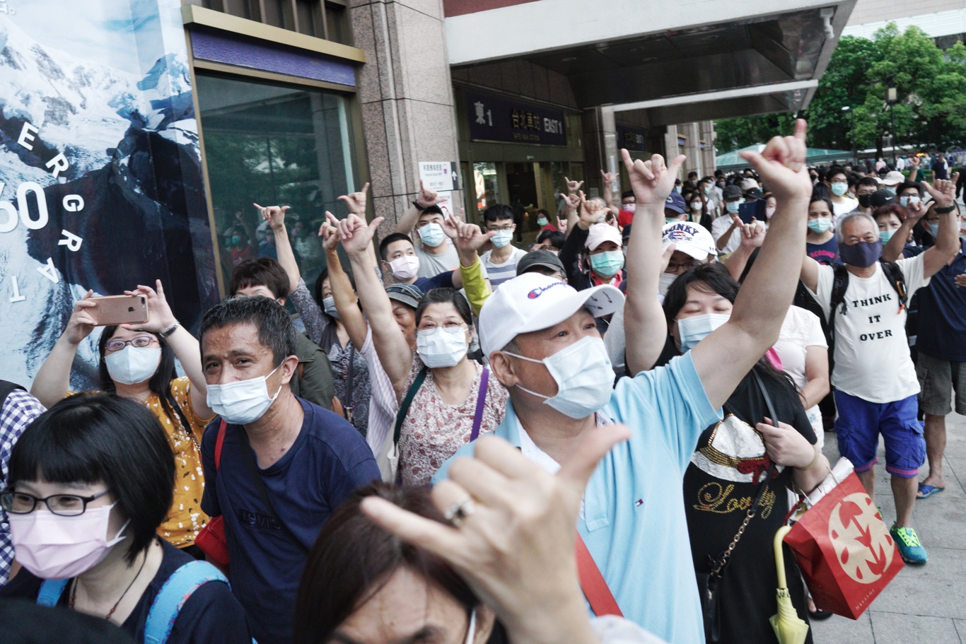 排隊等著領罷韓布條的民眾高舉6月6日罷韓的手勢。 圖:張良一/攝 排隊等著領罷韓布條的民眾高舉6月6日罷韓的手勢。 圖:張良一/攝