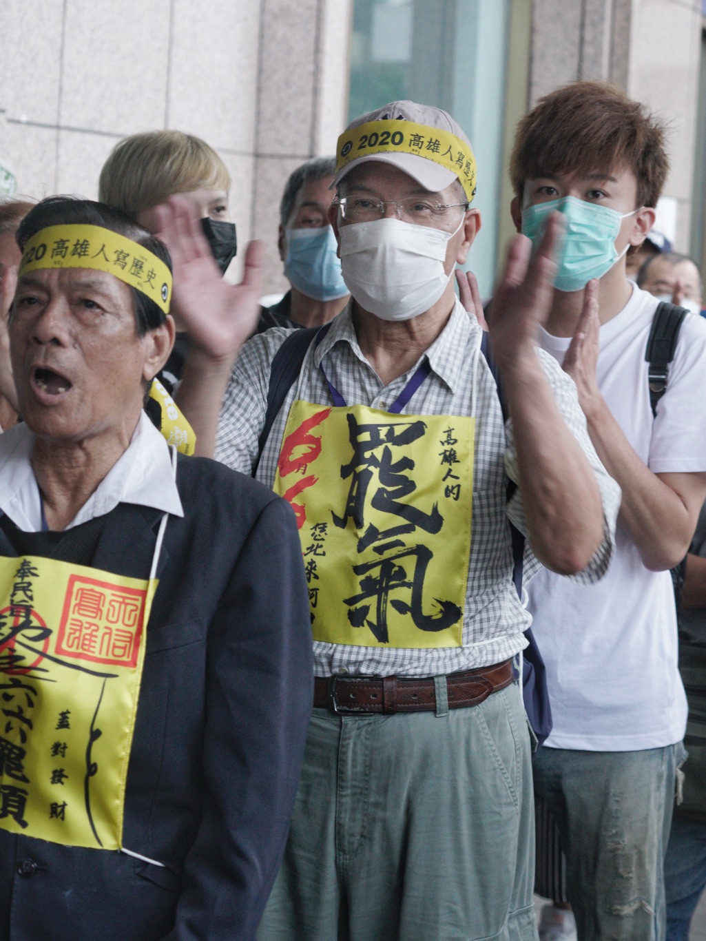 一位高雄旅北民眾將一張「高雄人的罷氣」標語貼在胸前,等著領取罷韓布條。 圖:張良一/攝 一位高雄旅北民眾將一張「高雄人的罷氣」標語貼在胸前,等著領取罷韓布條。 圖:張良一/攝
