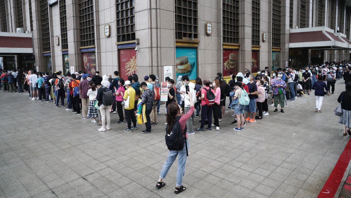 至少2000位旅北高雄民眾在台北車站東一門外冒雨排隊領取罷韓布條。隊伍綿延到三百公尺外的北三門,場面壯觀。 圖:張良一/攝 至少2000位旅北高雄民眾在台北車站東一門外冒雨排隊領取罷韓布條。隊伍綿延到三百公尺外的北三門,場面壯觀。 圖:張良一/攝