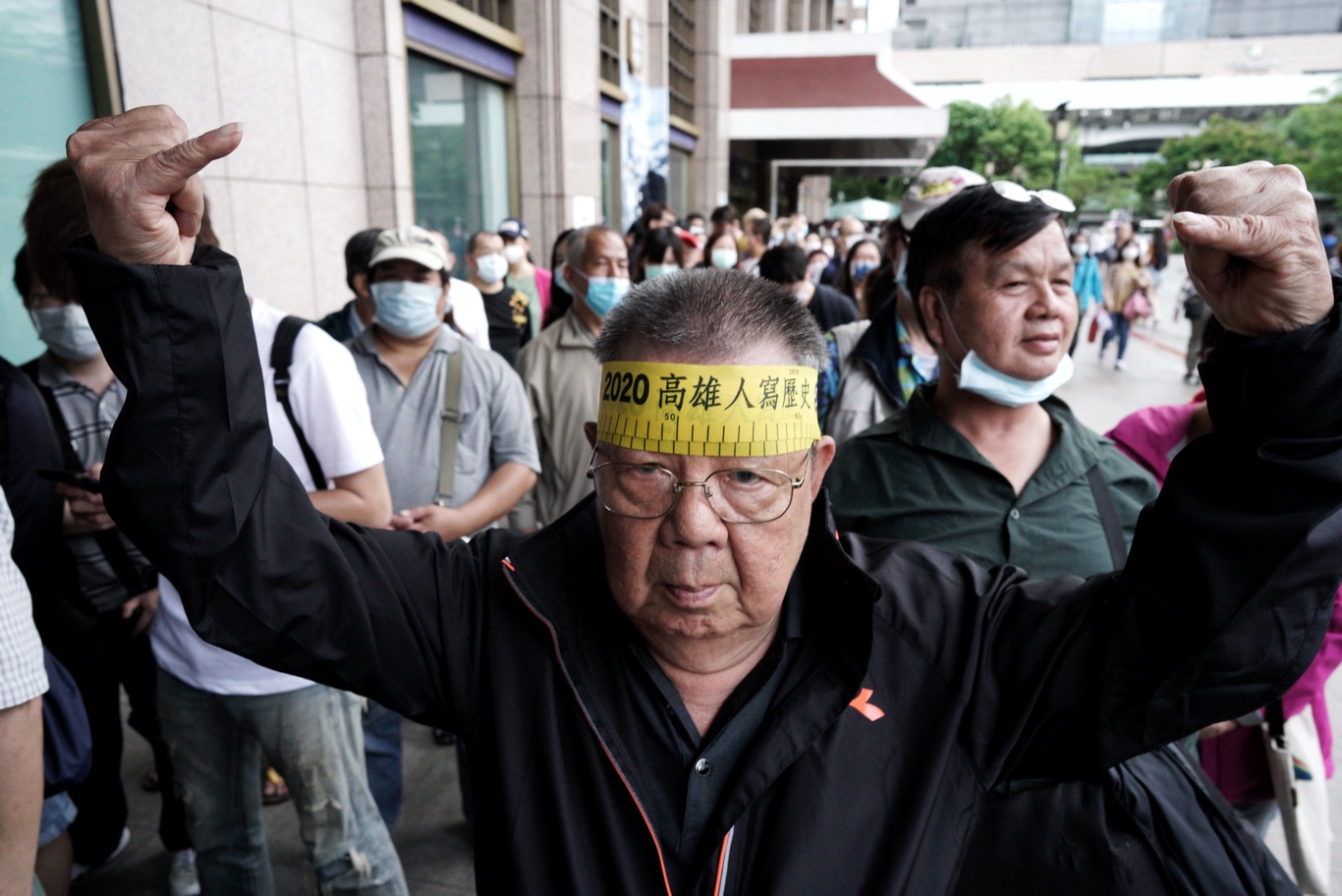 一位民眾高舉2020高雄人寫歷史的布條,展現罷韓的堅定意志。 圖:張良一/攝 一位民眾高舉2020高雄人寫歷史的布條,展現罷韓的堅定意志。 圖:張良一/攝