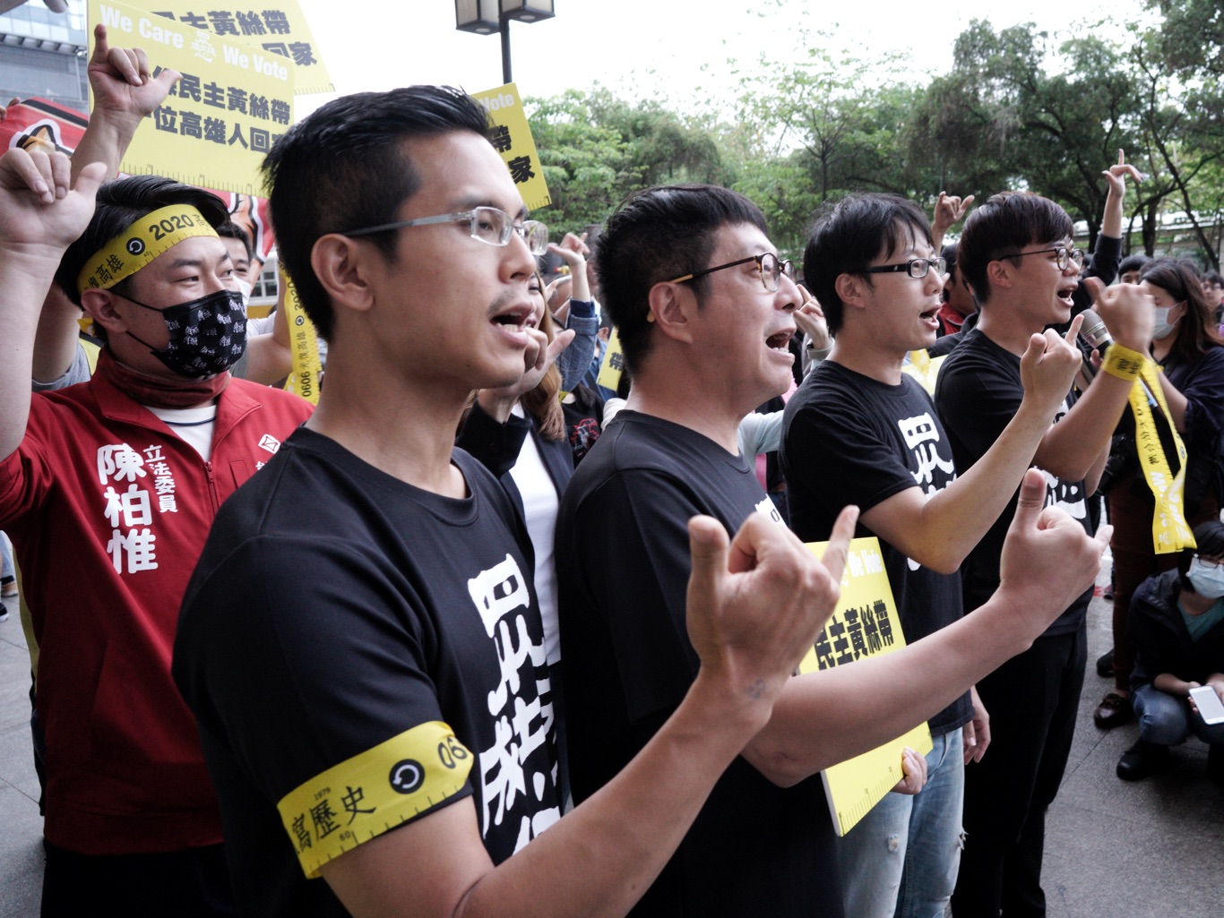 罷韓四君子和台灣基進立委陳柏惟在發放布條前喊口號壯大聲勢。 圖:張良一/攝 罷韓四君子和台灣基進立委陳柏惟在發放布條前喊口號壯大聲勢。 圖:張良一/攝