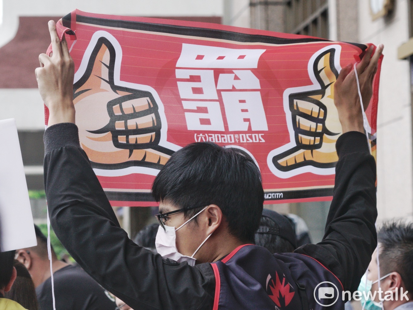一位支持罷韓民眾高舉罷字布條。 圖:張良一/攝 一位支持罷韓民眾高舉罷字布條。 圖:張良一/攝