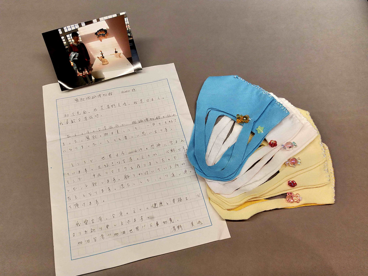 清野美佐的手作愛心口罩以及來信。 圖:王峻昌/攝 清野美佐的手作愛心口罩以及來信。 圖:王峻昌/攝