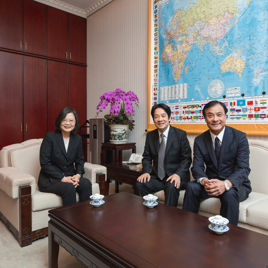 日前總統府流出機密文件,引起社會議論。圖為總統蔡英文、副總統賴清德及秘書長蘇嘉全。 圖:翻拍自蔡英文臉書 日前總統府流出機密文件,引起社會議論。圖為總統蔡英文、副總統賴清德及秘書長蘇嘉全。 圖:翻拍自蔡英文臉書