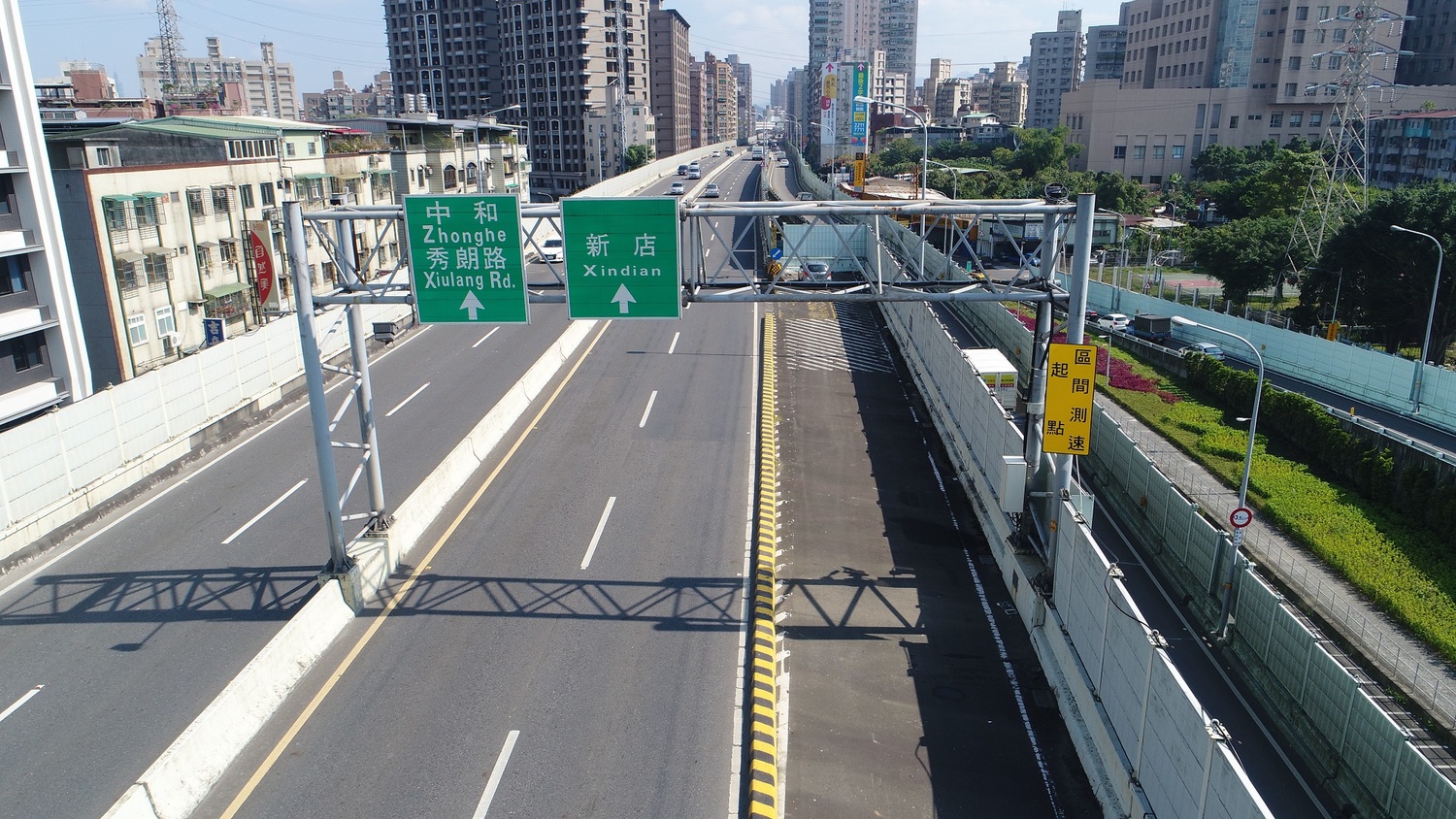 台64線快速道路中和段區間測速。 圖:新北市交通局提供 台64線快速道路中和段區間測速。 圖:新北市交通局提供