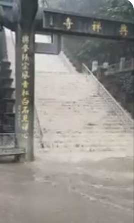 趙天麟放上鼓山區興禪寺的影片,因水排不出去,長階梯成了瀑布。 圖:擷取自趙天麟臉書 趙天麟放上鼓山區興禪寺的影片,因水排不出去,長階梯成了瀑布。 圖:擷取自趙天麟臉書