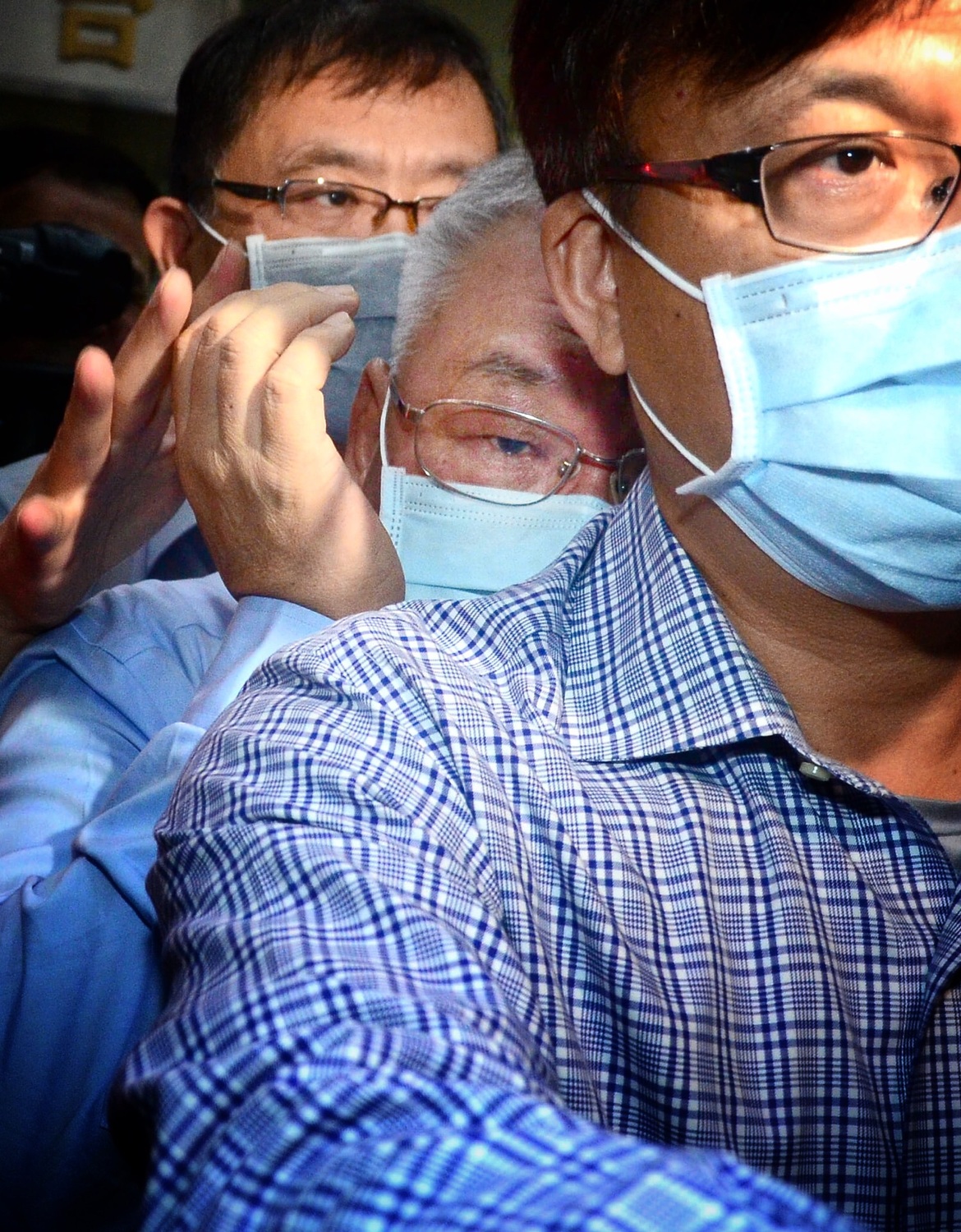 錢櫃大火案,台北地檢署今(22日)傳喚董事長練台生,偵訊後諭令新台幣100萬元交保。 圖 : 張良一/攝 錢櫃大火案,台北地檢署今(22日)傳喚董事長練台生,偵訊後諭令新台幣100萬元交保。 圖 : 張良一/攝