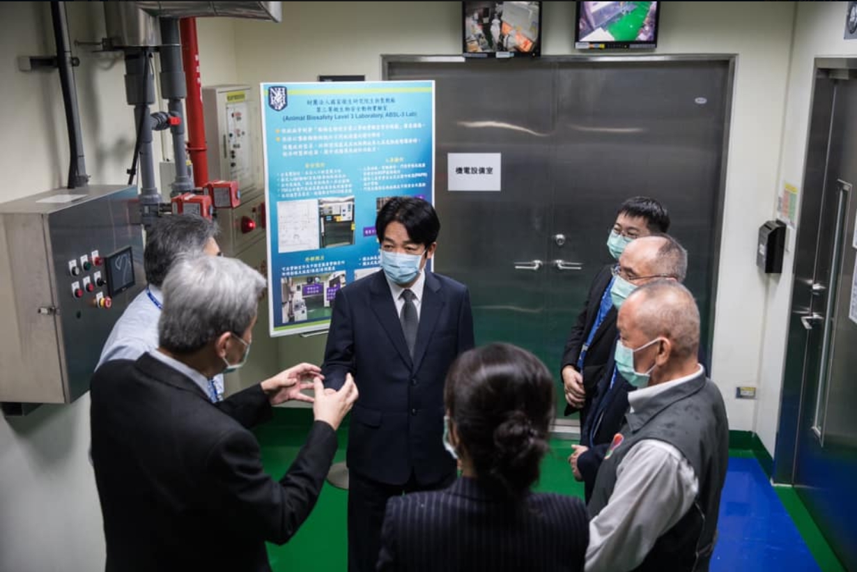 副總統賴清德視察國家衛生研究院。 圖:翻攝自賴清德臉書 副總統賴清德視察國家衛生研究院。 圖:翻攝自賴清德臉書
