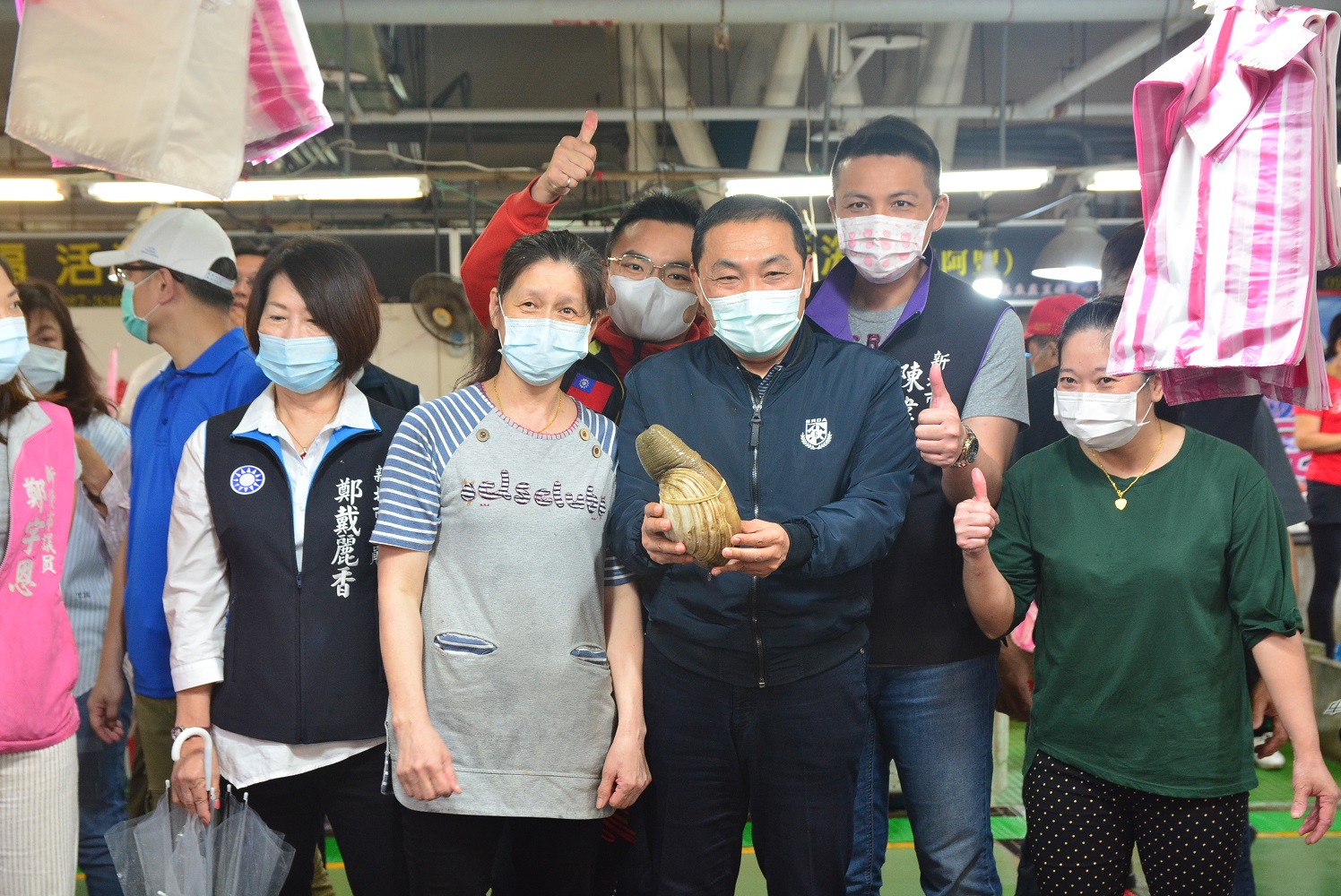 富基漁港多功能突堤碼頭完工,侯友宜造訪生鮮攤商了解生意情形。 圖:新北市農業局提供 富基漁港多功能突堤碼頭完工,侯友宜造訪生鮮攤商了解生意情形。 圖:新北市農業局提供