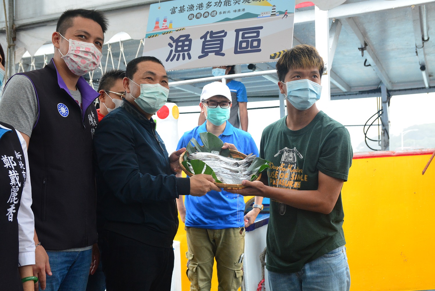 富基漁港多功能突堤碼頭完工,船主送上漁獲,收穫滿滿。 圖:新北市農業局提供 富基漁港多功能突堤碼頭完工,船主送上漁獲,收穫滿滿。 圖:新北市農業局提供