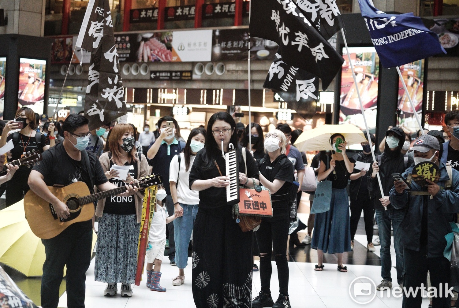 眾人齊唱「願榮光歸香港」。 圖:張良一/攝 眾人齊唱「願榮光歸香港」。 圖:張良一/攝