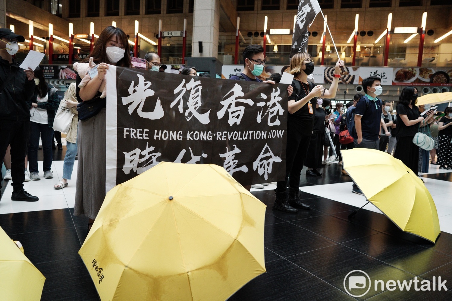眾人齊唱「願榮光歸香港」。 圖:張良一/攝 眾人齊唱「願榮光歸香港」。 圖:張良一/攝