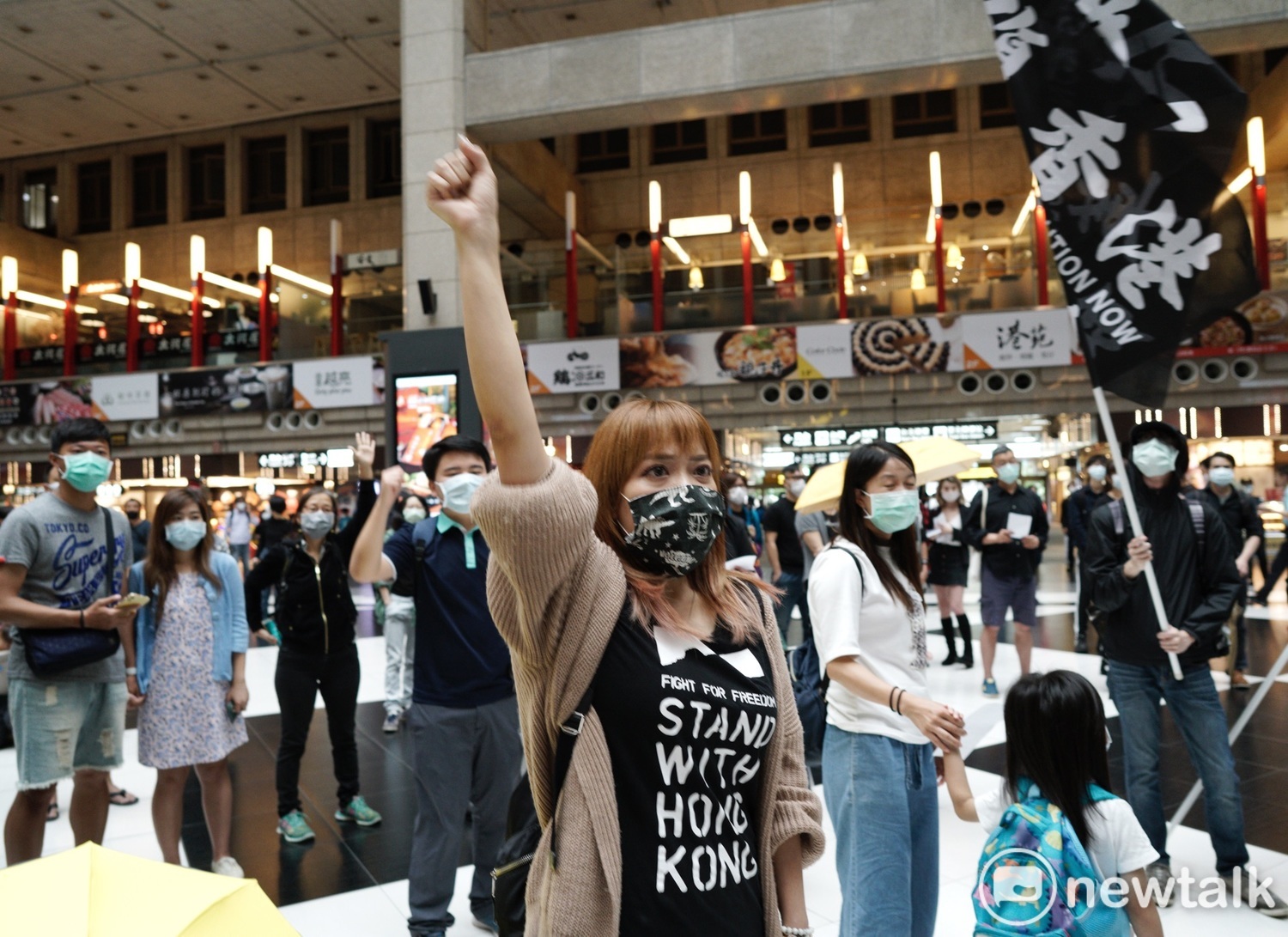 香港學生和民眾高喊:「光復香港 時代革命」等口號。 圖:張良一/攝 香港學生和民眾高喊:「光復香港 時代革命」等口號。 圖:張良一/攝