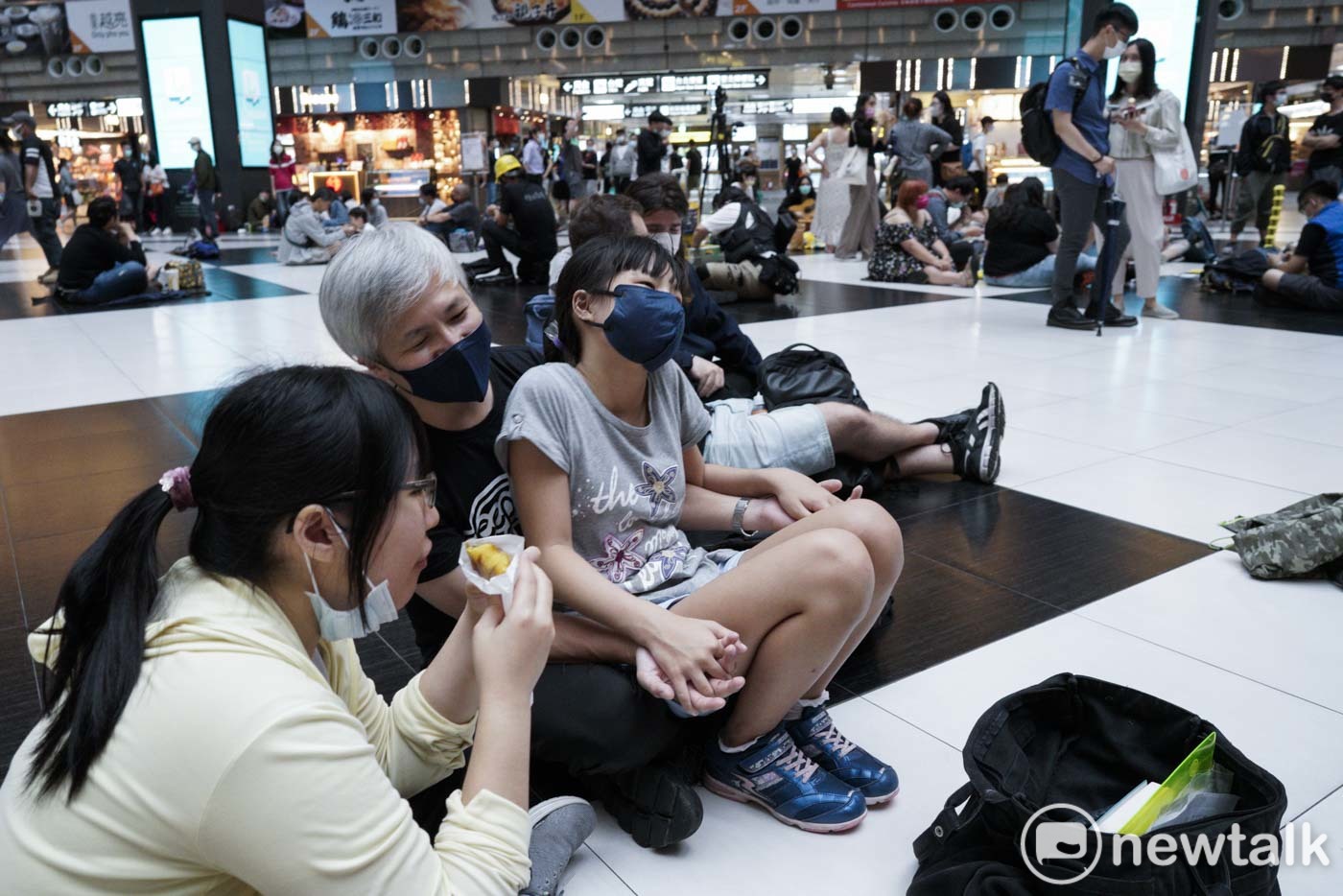 年輕人以行動支持坐爆台北車站行動。 圖:張良一/攝 年輕人以行動支持坐爆台北車站行動。 圖:張良一/攝
