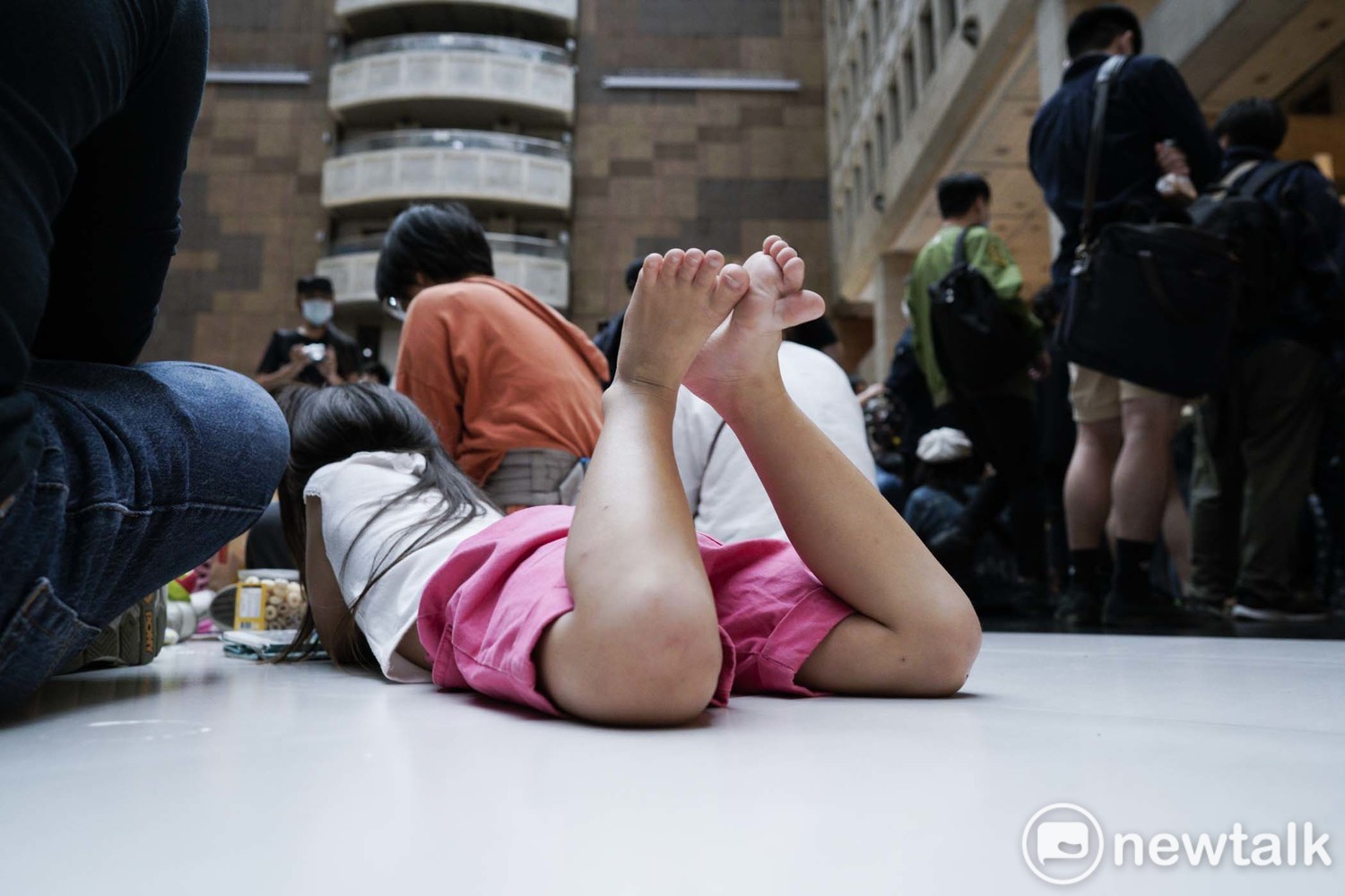 一位小女孩光著腳丫子,和家人在大廳內玩遊戲。 圖:張良一/攝 一位小女孩光著腳丫子,和家人在大廳內玩遊戲。 圖:張良一/攝