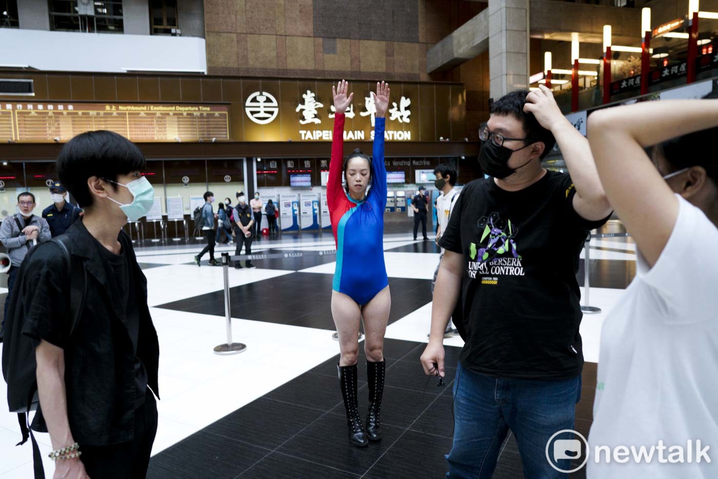 一位穿著舞衣的表演者在大廳內拍攝影片。 圖:張良一/攝 一位穿著舞衣的表演者在大廳內拍攝影片。 圖:張良一/攝