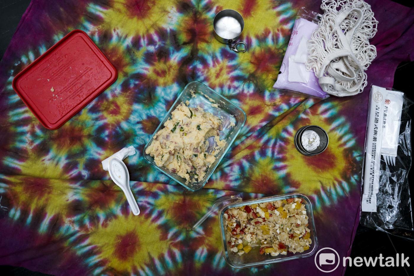 不少人自備簡單的午餐,在地板上鋪上大布巾,悠閒的在北車大廳過週末。 圖:張良一/攝 不少人自備簡單的午餐,在地板上鋪上大布巾,悠閒的在北車大廳過週末。 圖:張良一/攝