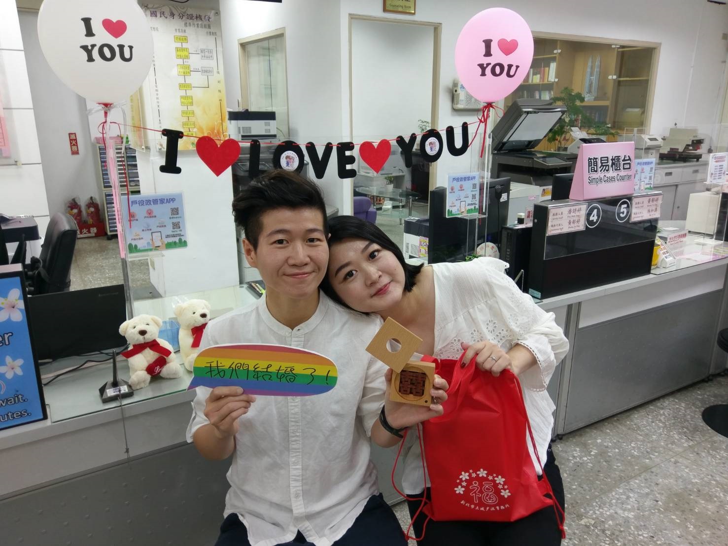 簡小姐及林小姐到土城戶政事務所辦理同性結婚登記。 圖:新北市民政局提供 簡小姐及林小姐到土城戶政事務所辦理同性結婚登記。 圖:新北市民政局提供