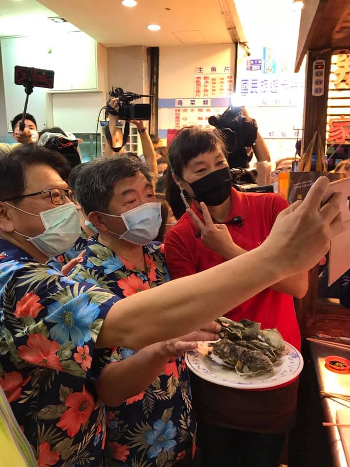 陳時中來到墾丁,無疑是給墾丁觀光旅遊業打了一劑強心針,許多當地業者都直呼「謝謝部長還給墾丁一個公道!」陳時中也在商家留言板上簽名。 圖:翻攝自潘孟安臉書 陳時中來到墾丁,無疑是給墾丁觀光旅遊業打了一劑強心針,許多當地業者都直呼「謝謝部長還給墾丁一個公道!」陳時中也在商家留言板上簽名。 圖:翻攝自潘孟安臉書