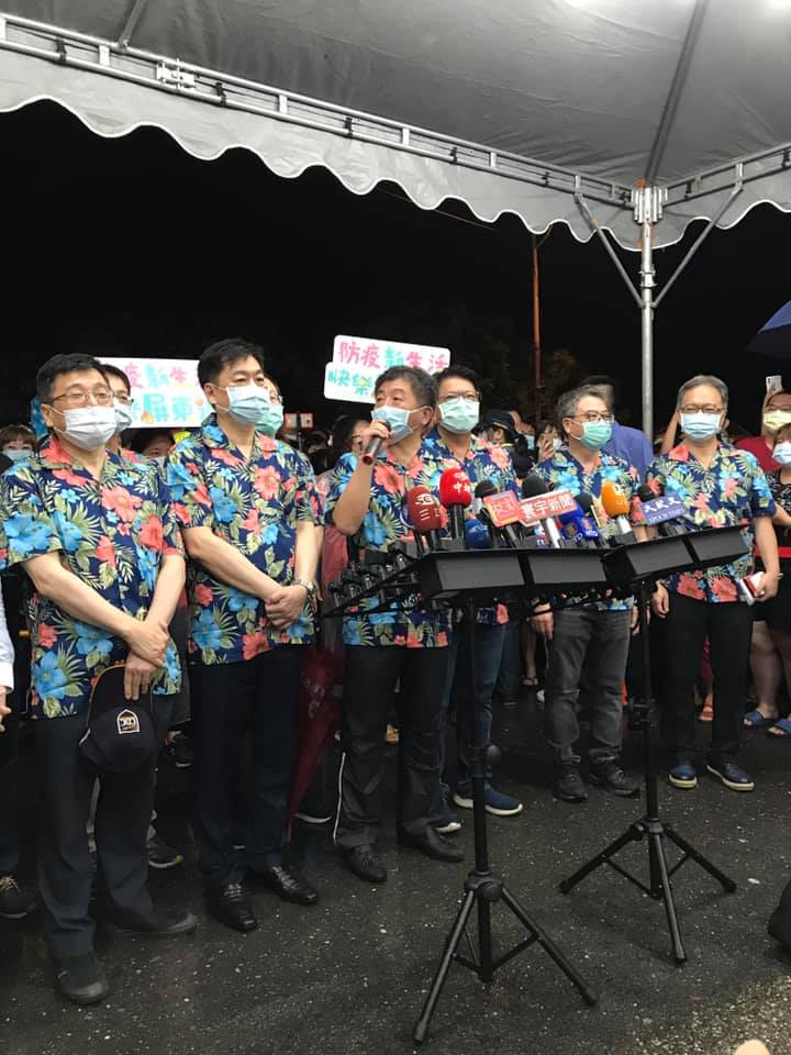 衛福部長陳時中率領防疫團隊在晚間8點多抵達墾丁大街,受到當地業者與逛街民眾熱烈歡迎。 圖:翻攝自潘孟安臉書 衛福部長陳時中率領防疫團隊在晚間8點多抵達墾丁大街,受到當地業者與逛街民眾熱烈歡迎。 圖:翻攝自潘孟安臉書