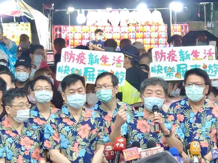 陳時中則指出,「我們的期中考過關」,現在開始要進行防疫新生活,口罩戴好、社交距離一樣維持,首先從墾丁開始振興旅遊。 圖:翻攝自潘孟安臉書 陳時中則指出,「我們的期中考過關」,現在開始要進行防疫新生活,口罩戴好、社交距離一樣維持,首先從墾丁開始振興旅遊。 圖:翻攝自潘孟安臉書