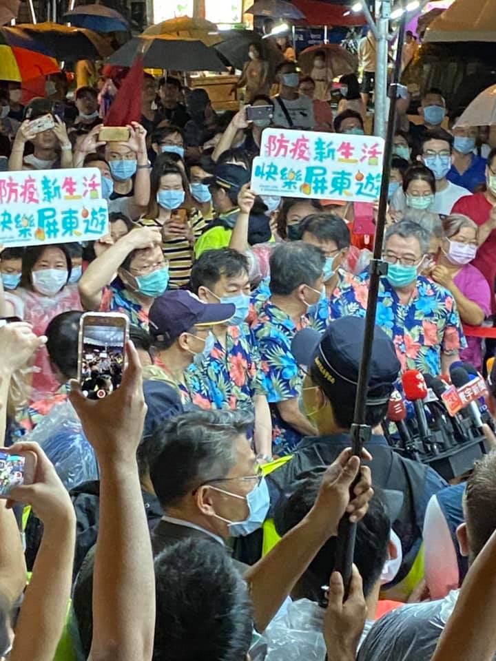陳時中部長蒞臨墾丁,受到商家與民眾熱烈回應,人潮包圍阿中部長,隊伍一時難以行進,還得出動員警維持秩序。 圖:翻攝自潘孟安臉書 陳時中部長蒞臨墾丁,受到商家與民眾熱烈回應,人潮包圍阿中部長,隊伍一時難以行進,還得出動員警維持秩序。 圖:翻攝自潘孟安臉書