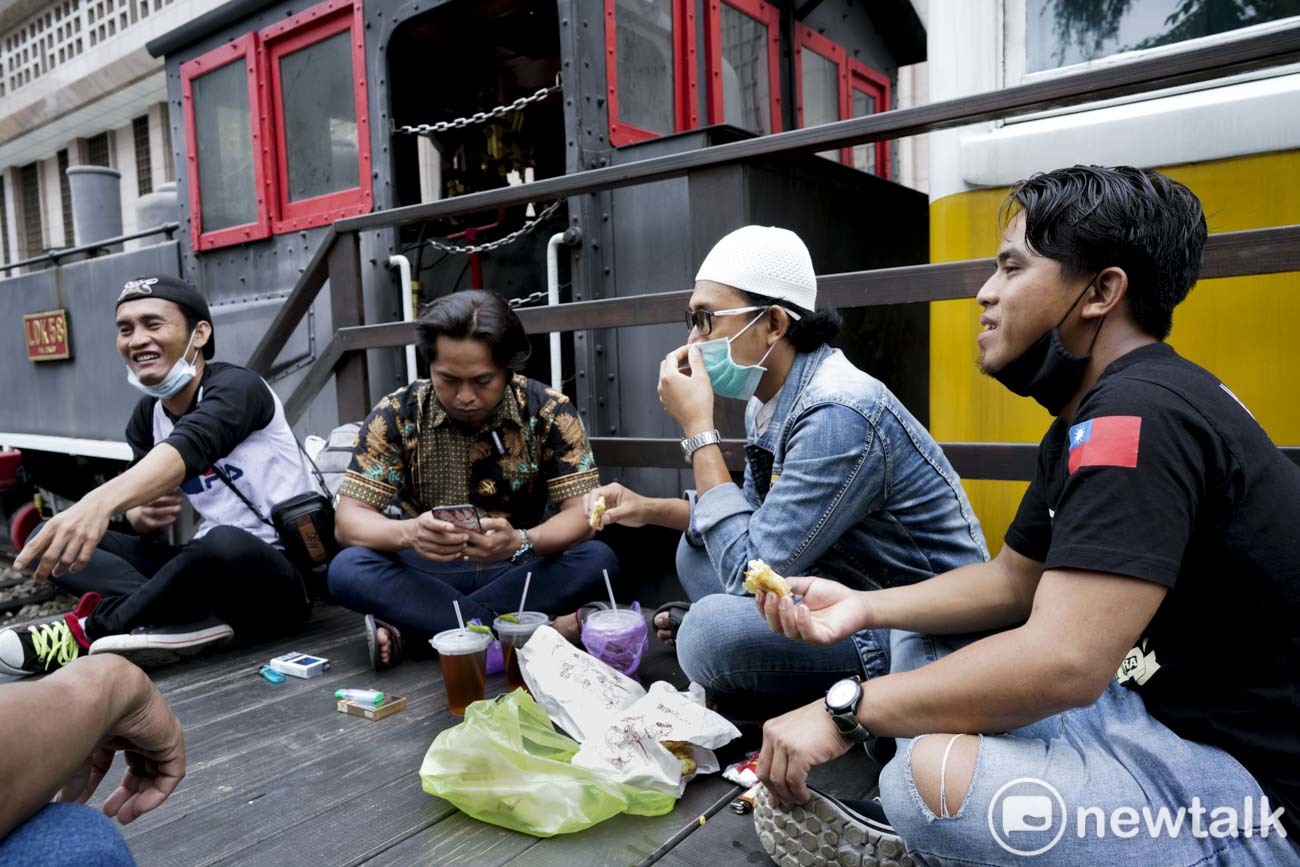 來自印尼的穆斯林移工由於不能在北車一樓的車站大廳席地而坐共享開齋節美食,只能坐在車站外頭。 圖:張良一/攝 來自印尼的穆斯林移工由於不能在北車一樓的車站大廳席地而坐共享開齋節美食,只能坐在車站外頭。 圖:張良一/攝