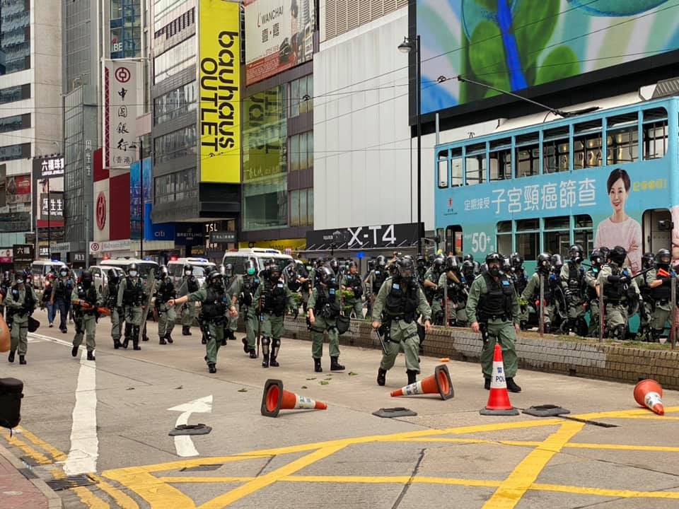 香港警方出動上千名警力,並於下午1時25分接連發射2枚催淚彈。 圖:翻攝自香港突發事故報料區 香港警方出動上千名警力,並於下午1時25分接連發射2枚催淚彈。 圖:翻攝自香港突發事故報料區