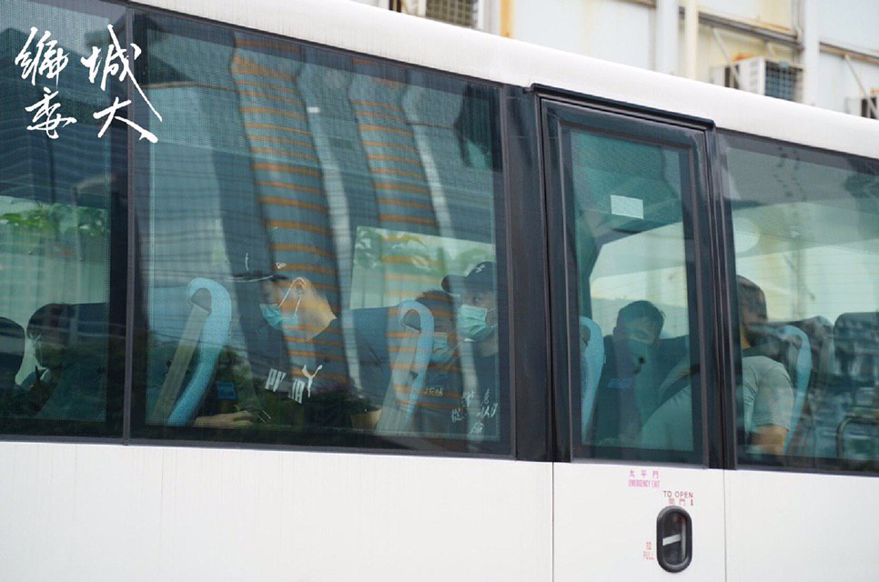 約有20名市民,被警方帶上兩輛白色旅遊巴士。 圖:翻攝自香港城市大學學生會編輯委員會 約有20名市民,被警方帶上兩輛白色旅遊巴士。 圖:翻攝自香港城市大學學生會編輯委員會