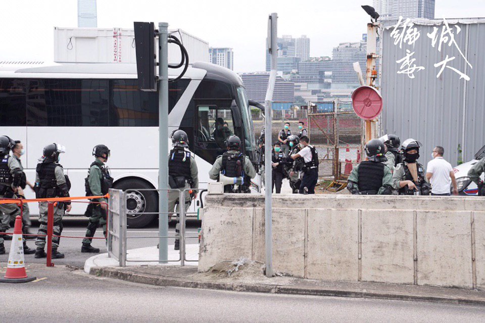 現有約20名市民,被警方帶上兩輛車牌為UY4357及UV5742的白色旅遊巴士。 圖:翻攝自香港城市大學學生會編輯委員會 現有約20名市民,被警方帶上兩輛車牌為UY4357及UV5742的白色旅遊巴士。 圖:翻攝自香港城市大學學生會編輯委員會