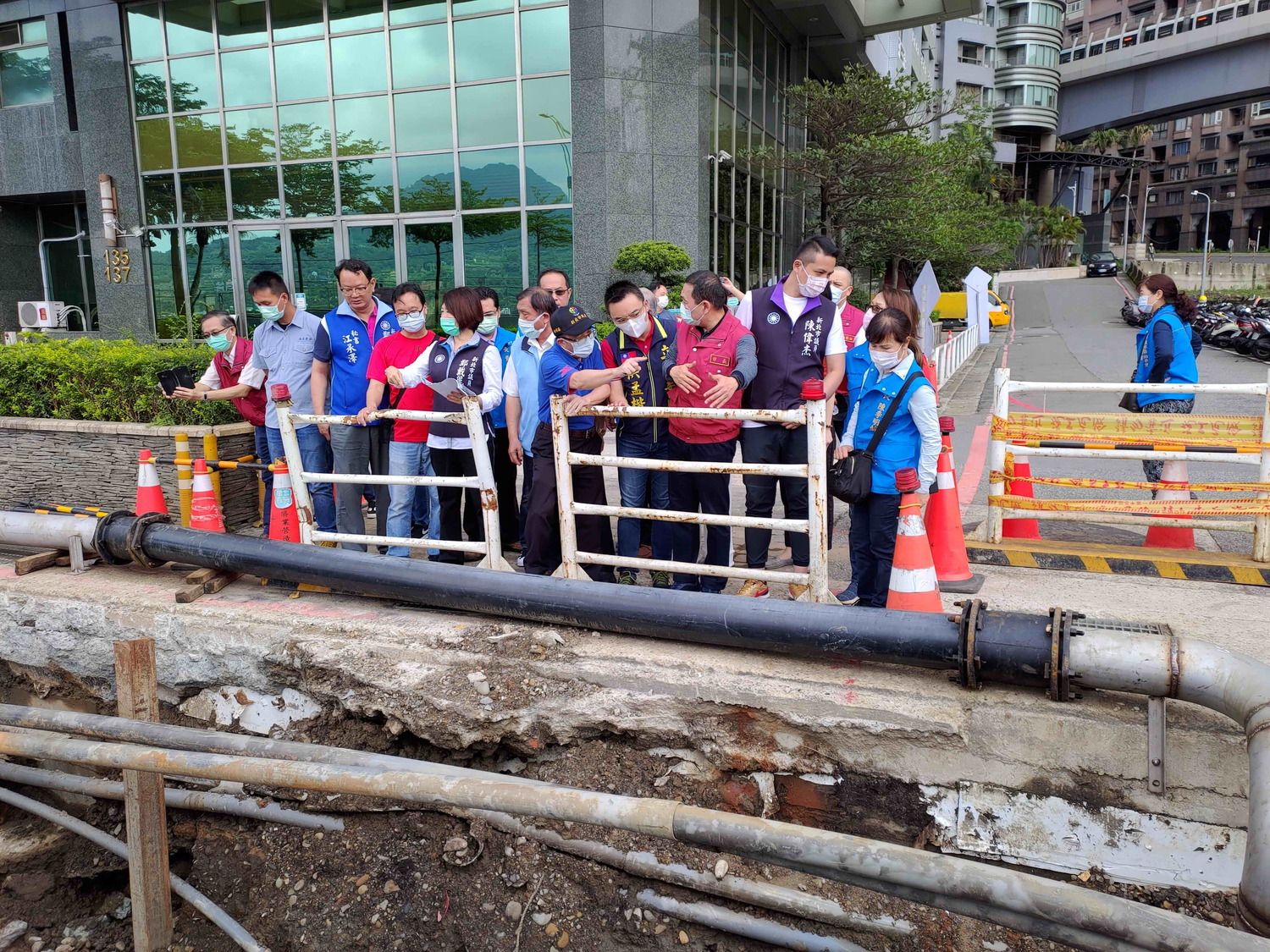 侯友宜由民代、地方人士陪同,視察台二線淡金路排水改善工程。 圖:新北市水利局提供 侯友宜由民代、地方人士陪同,視察台二線淡金路排水改善工程。 圖:新北市水利局提供