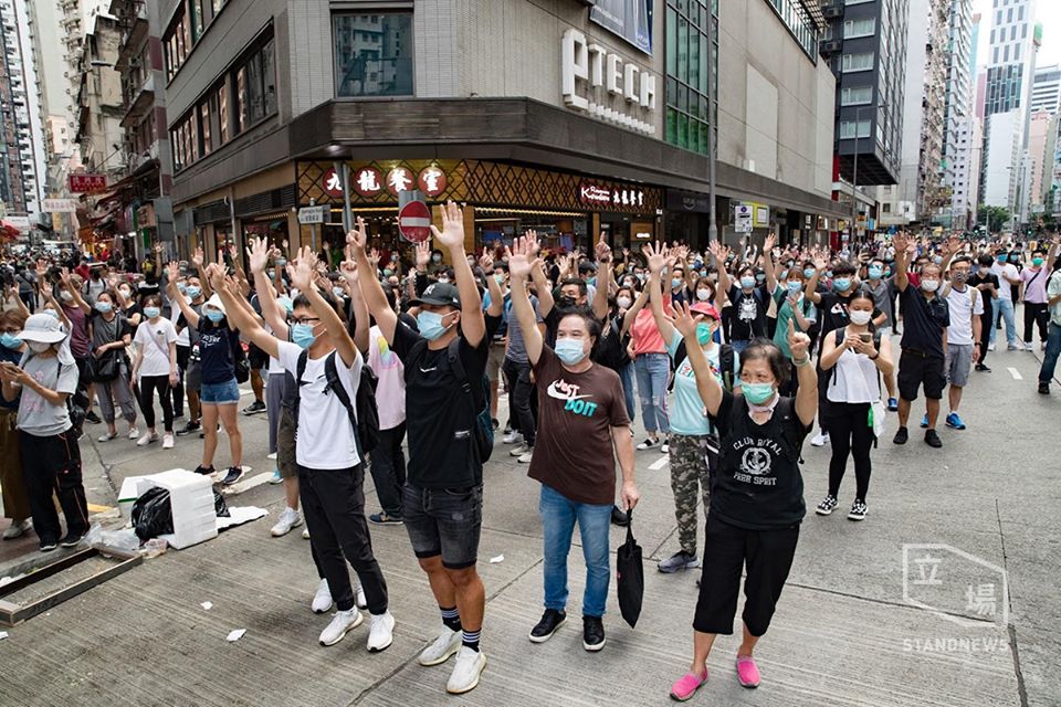大批港人到銅鑼灣及灣仔一帶遊行,反對「港區國安法」。 圖片來源:香港「立場新聞」 大批港人到銅鑼灣及灣仔一帶遊行,反對「港區國安法」。 圖片來源:香港「立場新聞」
