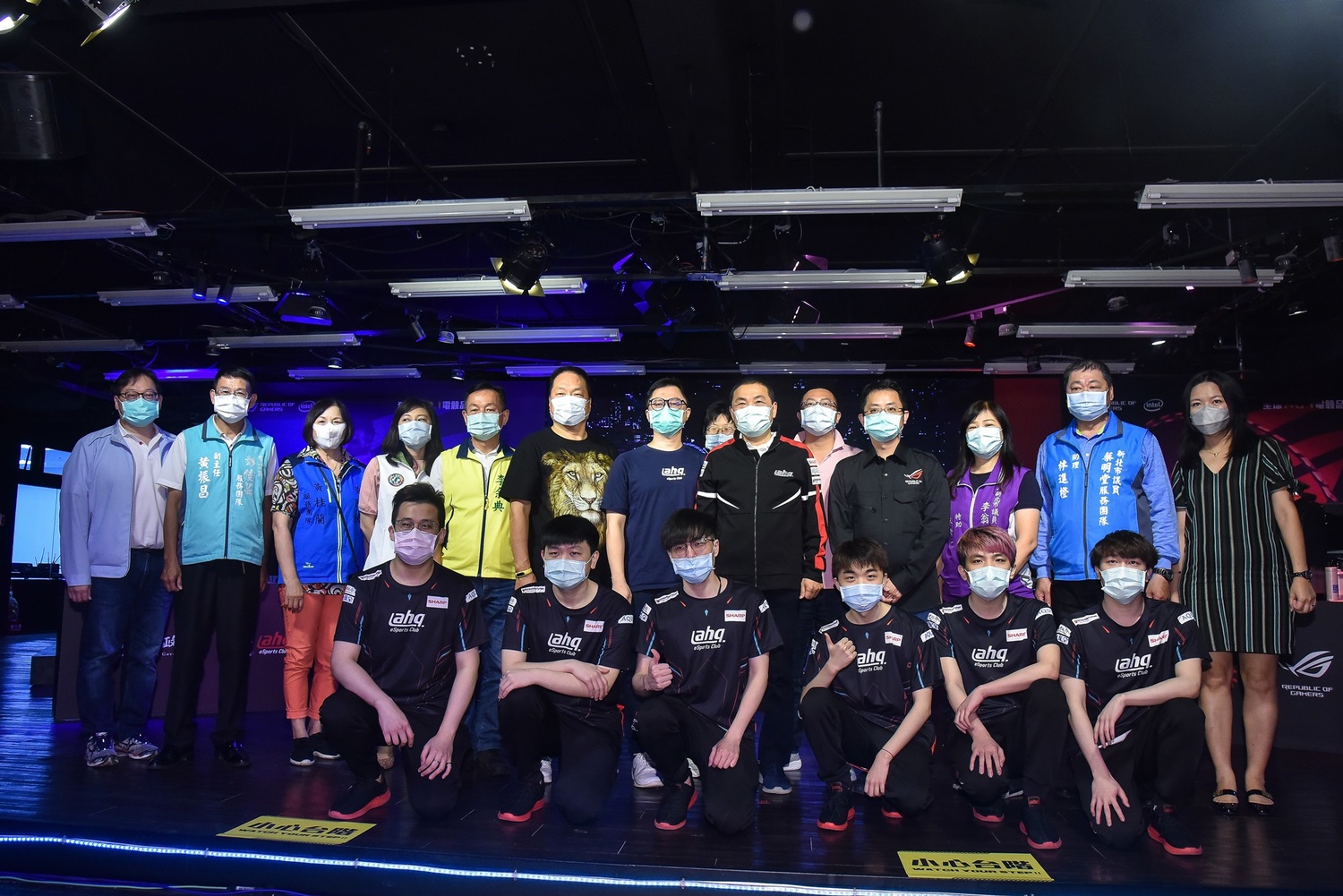 東森集團王令麟總裁、ahq e-Sports Club林呈洋執行長、新北市侯友宜市長、華碩聯合科技開放平台鐘偉剛總經理與ahq戰隊(前排)合影。 圖:ASUS/提供 東森集團王令麟總裁、ahq e-Sports Club林呈洋執行長、新北市侯友宜市長、華碩聯合科技開放平台鐘偉剛總經理與ahq戰隊(前排)合影。 圖:ASUS/提供