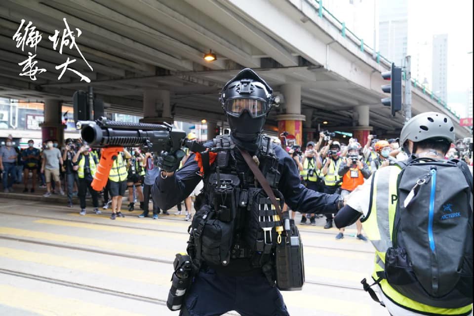 有一名警員以胡椒球槍近距離直指在場記者,但記者群身後的市民早已散開。 圖:翻攝自香港城市大學學生會編輯委員會 有一名警員以胡椒球槍近距離直指在場記者,但記者群身後的市民早已散開。 圖:翻攝自香港城市大學學生會編輯委員會