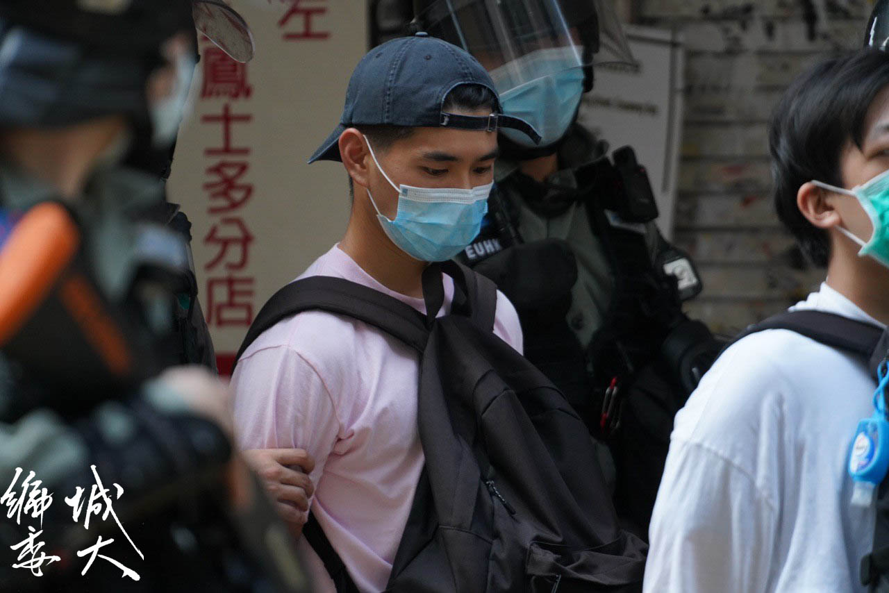 警方分別於銅鑼灣崇光百貨、德發大廈和鵝頸橋底進行大型搜捕行動。 圖:翻攝自香港城市大學學生會編輯委員會 警方分別於銅鑼灣崇光百貨、德發大廈和鵝頸橋底進行大型搜捕行動。 圖:翻攝自香港城市大學學生會編輯委員會