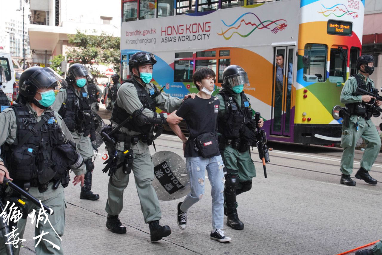 警方分別於銅鑼灣崇光百貨、德發大廈和鵝頸橋底進行大型搜捕行動。 圖:翻攝自香港城市大學學生會編輯委員會 警方分別於銅鑼灣崇光百貨、德發大廈和鵝頸橋底進行大型搜捕行動。 圖:翻攝自香港城市大學學生會編輯委員會