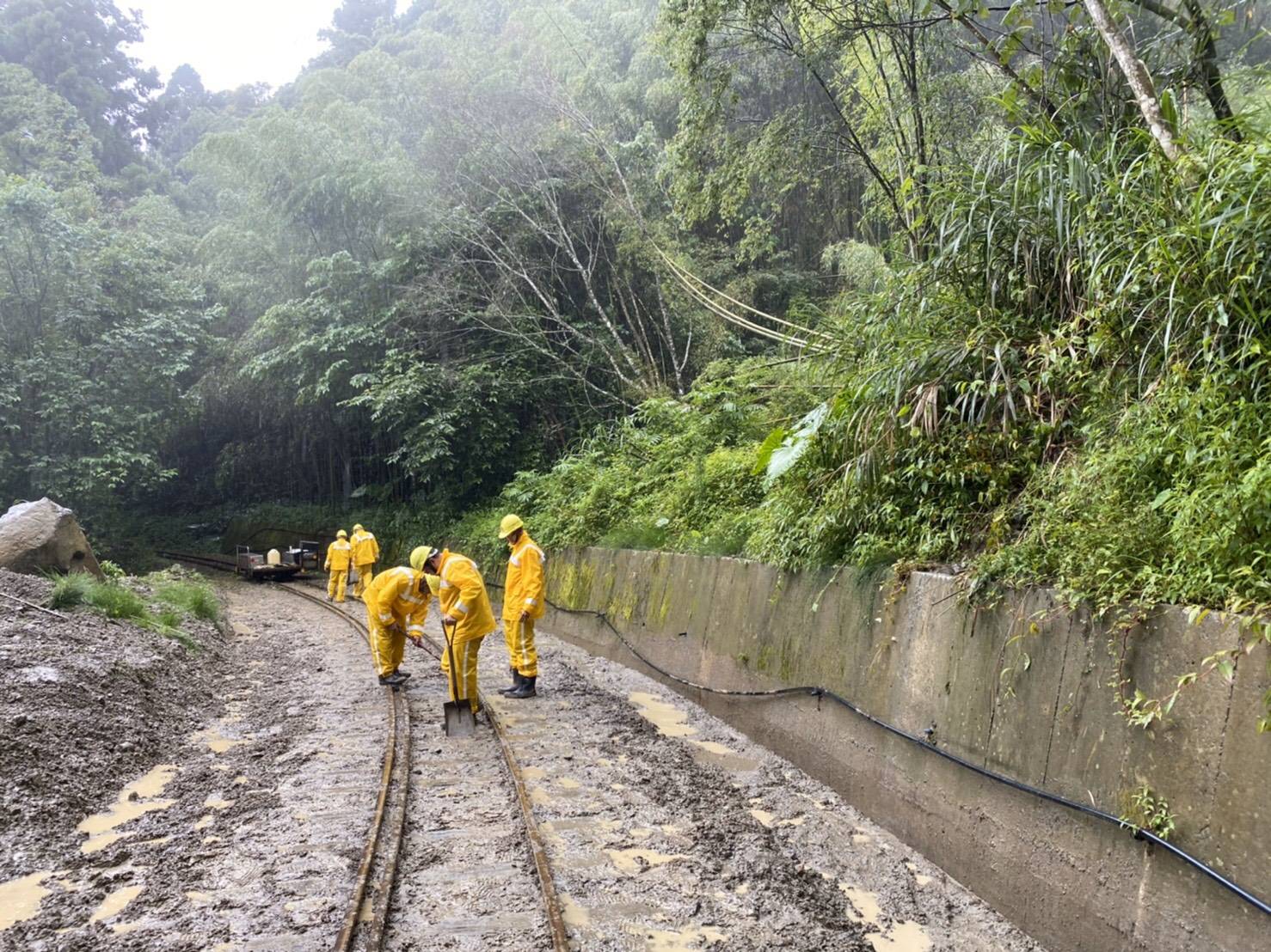 連日豪雨造成阿里山森林鐵路受土石滑落影響,列車無法通行,經過人員三天的搶修,總算完成土石清理和列車試運轉,明(25)日起恢復行駛嘉義至十字路車站。 圖:阿里山林鐵處/提供 連日豪雨造成阿里山森林鐵路受土石滑落影響,列車無法通行,經過人員三天的搶修,總算完成土石清理和列車試運轉,明(25)日起恢復行駛嘉義至十字路車站。 圖:阿里山林鐵處/提供
