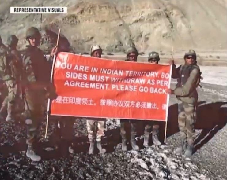 印度軍方帶著中、英雙語布條到達衝突地點,要求解放軍撤出印度領土。 圖:翻攝微博 印度軍方帶著中、英雙語布條到達衝突地點,要求解放軍撤出印度領土。 圖:翻攝微博