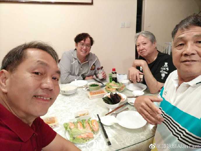 洪金寶看起來蒼老許多,但目光依舊炯炯有神。 圖 : 翻攝自譚詠麟微博 洪金寶看起來蒼老許多,但目光依舊炯炯有神。 圖 : 翻攝自譚詠麟微博