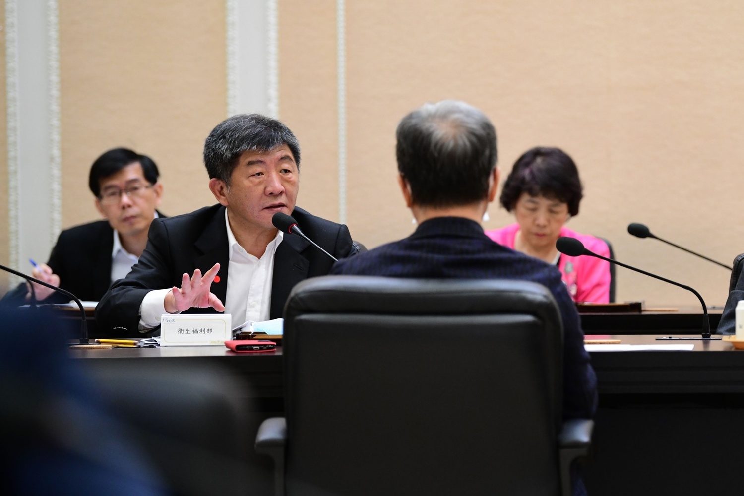 中央流行疫情中心指揮官陳時中26日出席武漢肺炎疫情趨緩後各項防疫措施之解禁會議。 圖:行政院/提供 中央流行疫情中心指揮官陳時中26日出席武漢肺炎疫情趨緩後各項防疫措施之解禁會議。 圖:行政院/提供