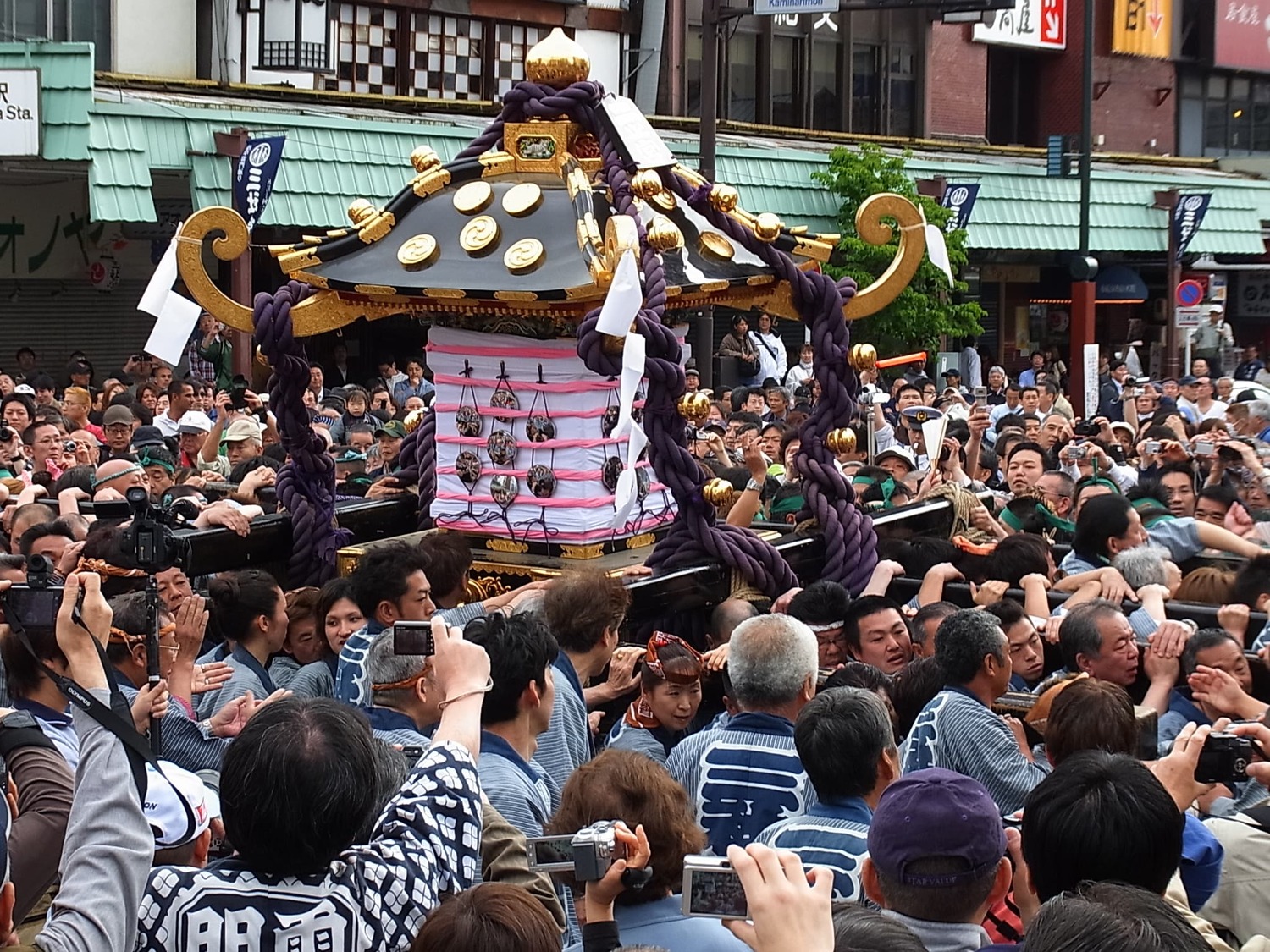 最後一天的重頭戲「本社神轎各町渡御」,民眾搶著親手扛起從淺草神社抬出的三座特大型神轎沾好運,這三座大神轎每座重達一公噸,平均每人要負重約20公斤。 圖:TCVB東京旅遊基金會/提供 最後一天的重頭戲「本社神轎各町渡御」,民眾搶著親手扛起從淺草神社抬出的三座特大型神轎沾好運,這三座大神轎每座重達一公噸,平均每人要負重約20公斤。 圖:TCVB東京旅遊基金會/提供